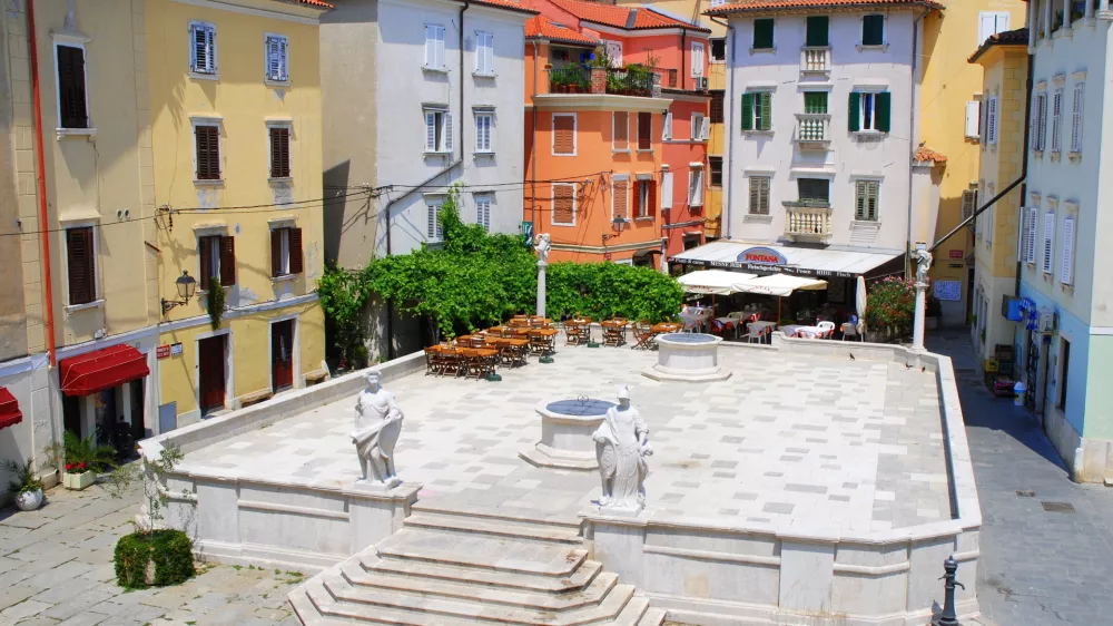 Prvomajski trg (1st May Square) - Foto Ubald Trnkoczy. Piran. Seznam zakladov evropske filmske kulture. Evropska filmska akademija.