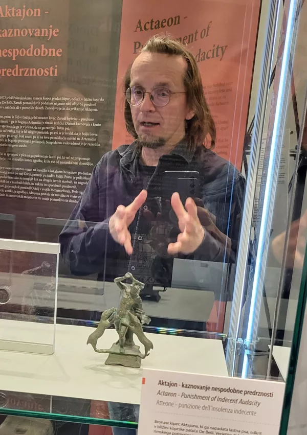 Arheolog Andrej Preložnik in bronasti kipec Aktajona iz Kopra, ki je bil najbrž del okrasja rimskega potovalnega voza. / Foto: Katja Gleščič