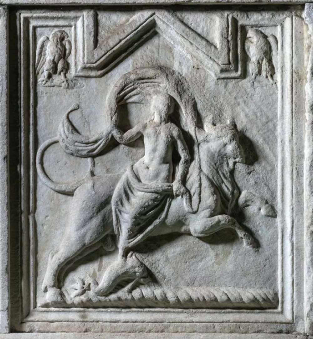 Reliefna upodobitev Zevsove ugrabitve Evrope na čelni stranici pepelnice Enijeve grobnice v Šempetru v Savinjski dolini (sredina 2. stoletja) / Foto: Arhiv Pokrajinskega muzeja Celje