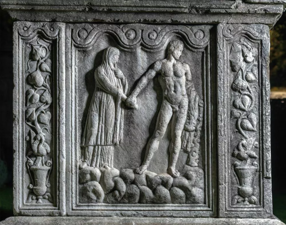 Najslavnejši grški junak Heraklej in njegova žena Alkesta z Vindonijevega spomenika. Mit o zvesti ženi Alkesti, ki je umrla namesto svojega moža, je povezan s pripovedko o kralju Matjažu in njegovi Alenčici – zvestoba in ljubezen kot neminljivi vrednoti skupnosti. / Foto: Ortolf Harl, Pokrajinski Muzej Celje