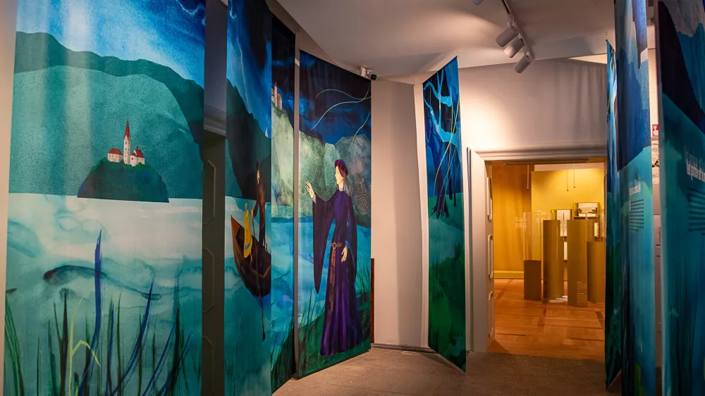 Prvi del nove stalne razstave je posvečen naravni in arheološki dediščini Blejskega kota. Foto: Mirko Kunšič