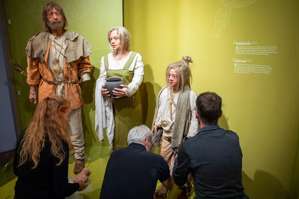 Obiskovalci se bodo lahko z uporabo umetne inteligence spremenili v pripadnike ljudstev, ki jih na razstavi zastopajo lutke – Romanka, Gotinja, Langobard in slovanska družina. Foto: Mirko Kunšič