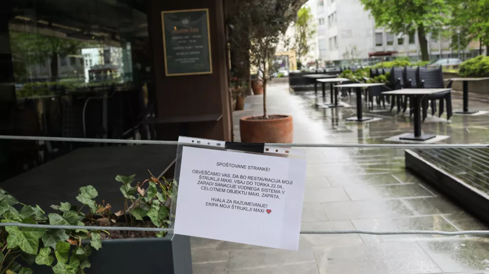 17.04. 2025. Restavraci MAXI zaprta zaradi sanacije vodovoda. Foto: Bojan Velikonja