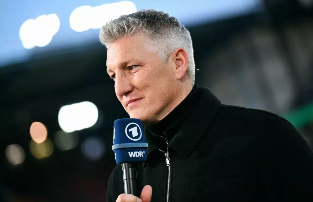 Fussball, DFB Pokal Halbfinale, Deutschland, Herren, Saison 2024/2025, Schüco Arena Bielefeld, Arminia Bielefeld - Bayer Leverkusen 2:1 Bastian Schweinsteiger am ARD Mikrofon. Einzelbild, Portrait, Porträt. *** Football, DFB Cup semi-final, Germany, Men, Season 2024 2025, Schüco Arena Bielefeld, Arminia Bielefeld Bayer Leverkusen 2 1 Bastian Schweinsteiger on ARD microphone single image, portrait, portrait,Image: 984301655, License: Rights-managed, Restrictions:, Model Release: noFoto: Profimedia