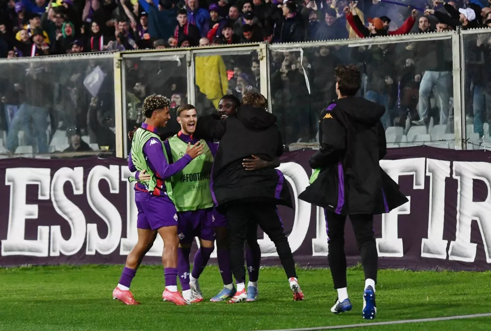 Soccer Football - Conference League - Quarter Final - Second Leg - Fiorentina v Celje - Stadio Artemio Franchi, Florence, Italy - April 17, 2025 Fiorentina's Moise Kean celebrates scoring their second goal with teammates REUTERS/Jennifer Lorenzini