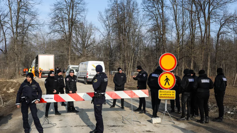 - policisti in varnostniki- 17.02.2023 - gradnja - projekt povezovalni kanal C0 na trasi Brod – Ježica: nadaljevanje del, kjer je bila gradnja od aprila 2020 zaradi onemogočanja dostopa do gradbišča in tudi fizičnega oviranja izvajalca s strani lastnikov sosednjih zemljišč na tem območju večkrat prekinjena in nato zaustavljena //FOTO: Bojan Velikonja