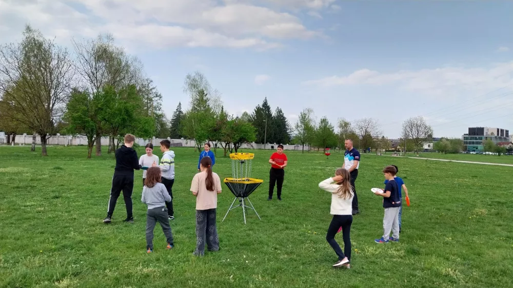 Mladi, stari od osem do osemnajst let, se lahko vsako sredo ob 17. uri pridružijo vadbi disk golfa. Foto: Vesna Levičnik