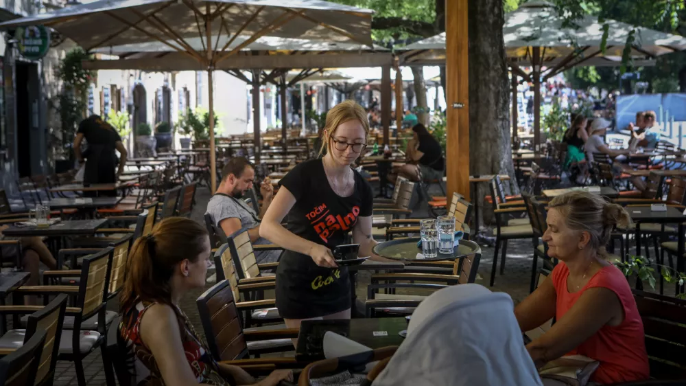 - 29.07.2022 – simbolična fotografija - študentsko delo – študenti in dijaki - začasno in občasno delo dijakov in študentov  //FOTO: Luka Cjuha