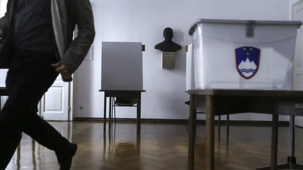 - sedež volilne komisije Mačkova ulica - volilna skrinja- Evropske volitve 2014 - Volitve poslancev v Evropski parlament - predčasno glasovanje na sedežih okrajnih volilnih komisij.   //FOTO: Jaka Gasar