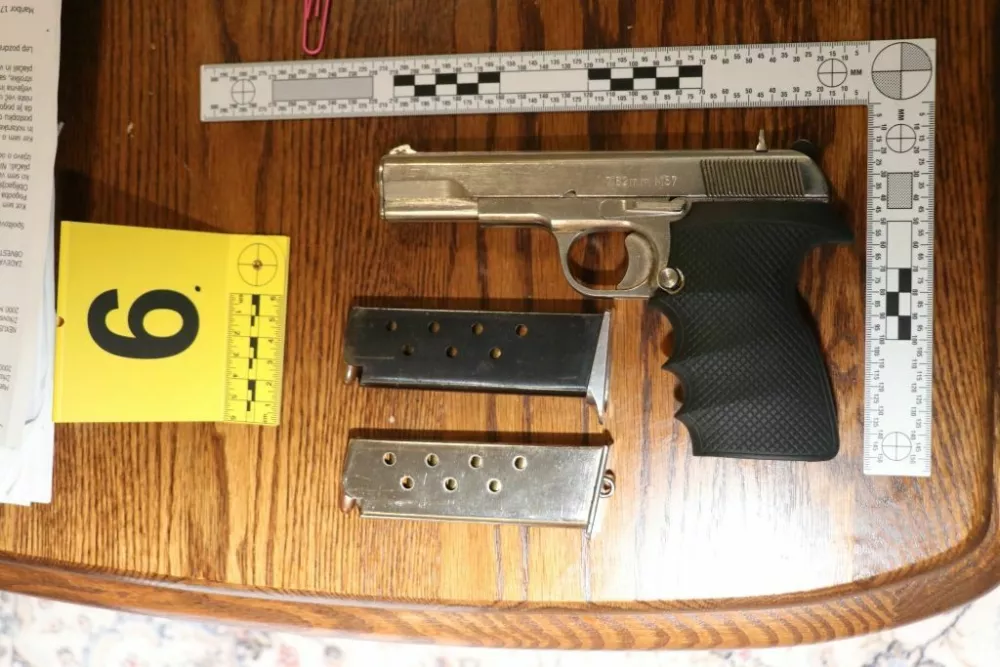 Policisti so zasegli pištolo z naboji. 