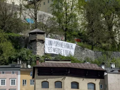 16 April 2025, Austria, Salzburg: A banner reading "And Porsche said let there be a hole" is displayed on the Kapuzinerberg in Salzburg, where activists stage a protest against the planned construction of a private access tunnel. The project, intended to connect a villa purchased in 2020 by Porsche Supervisory Board Chairman Wolfgang Porsche, has sparked public opposition. Photo: Unbekannt/PRIVATTUNNELSTOPPEN/APA/dpa - ACHTUNG: Nur zur redaktionellen Verwendung im Zusammenhang mit der aktuellen Berichterstattung und nur mit vollständiger Nennung des vorstehenden Credits