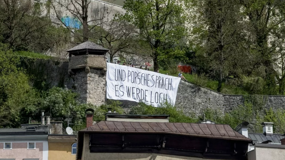 16 April 2025, Austria, Salzburg: A banner reading "And Porsche said let there be a hole" is displayed on the Kapuzinerberg in Salzburg, where activists stage a protest against the planned construction of a private access tunnel. The project, intended to connect a villa purchased in 2020 by Porsche Supervisory Board Chairman Wolfgang Porsche, has sparked public opposition. Photo: Unbekannt/PRIVATTUNNELSTOPPEN/APA/dpa - ACHTUNG: Nur zur redaktionellen Verwendung im Zusammenhang mit der aktuellen Berichterstattung und nur mit vollständiger Nennung des vorstehenden Credits