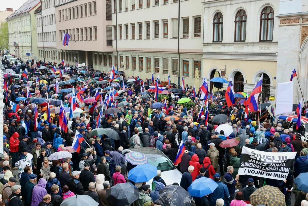 Množica pred celjskim sodiščem. Foto: Jaka Gasar
