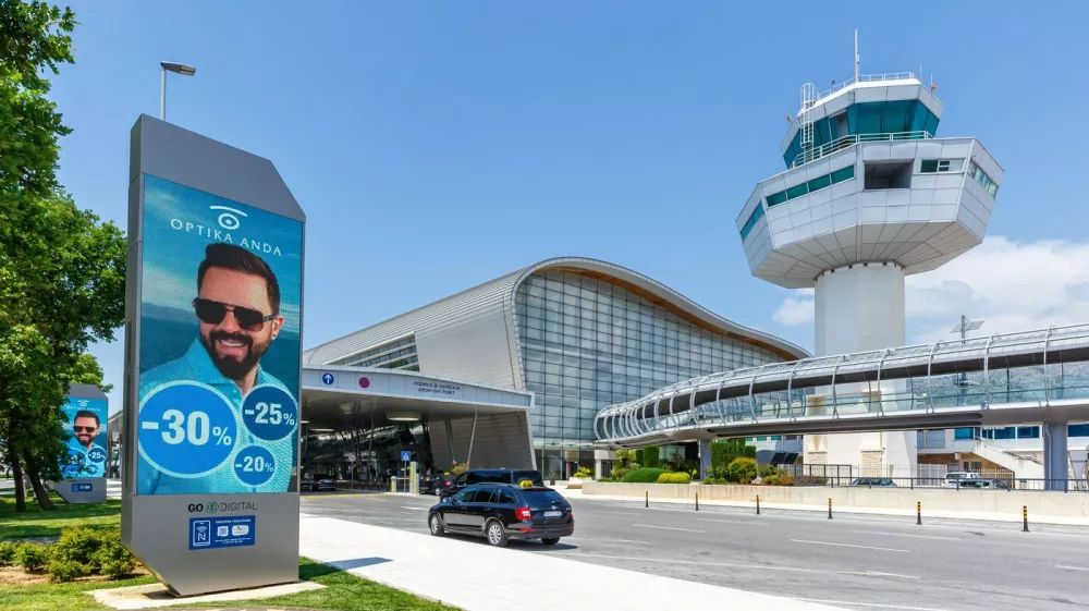 Terminal und Tower des Flughafen Dubrovnik Airport in Kroatien Dubrovnik, Kroatien - 24. Mai 2023: Terminal des Flughafen Dubrovnik Airport DBV in Kroatien. *** Terminal and tower of Dubrovnik Airport in Croatia Dubrovnik, Croatia 24 May 2023 Terminal of Dubrovnik Airport DBV in Croatia,Image: 823313388, License: Rights-managed, Restrictions: imago is entitled to issue a simple usage license at the time of provision. Personality and trademark rights as well as copyright laws regarding art-works shown must be observed. Commercial use at your own risk., Model Release: no