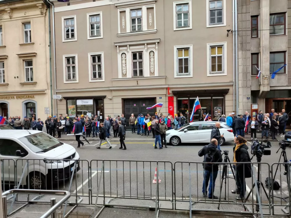 Protestniki pred celjskim sodiščem. Foto: Mojca Marot