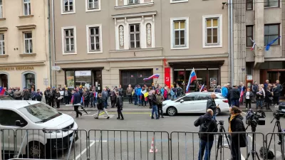 Protestniki pred celjskim sodiščem. Foto: Mojca Marot