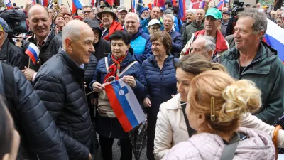 Janša ob prihodu med privržence po oprostilni sodbi. Foto: Luka Cjuha