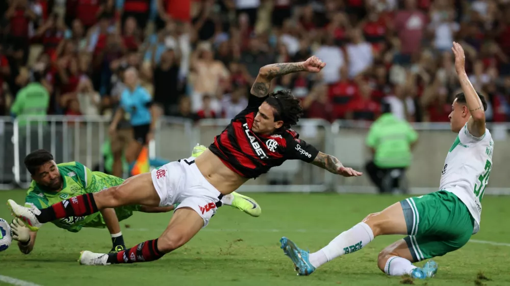 Soccer Football - Brasileiro Championship - Flamengo v Juventude - Estadio Maracana, Rio de Janeiro, Brazil - April 16, 2025 Flamengo's Pedro scores their sixth goal REUTERS/Sergio Moraes