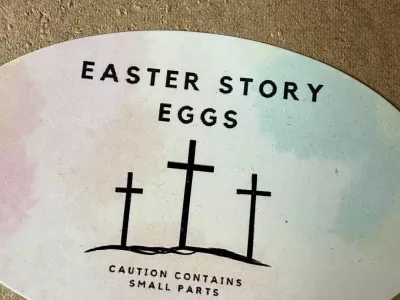 Nalepka na velikonočnih jajcih z žeblji