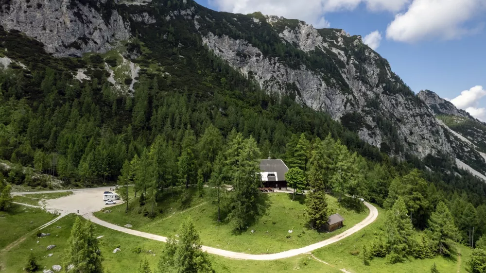 Erjavčeva koča pod prelazom Vršič
