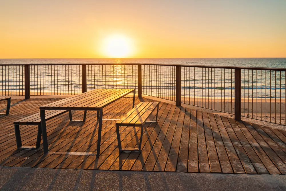 Plaža danes, kjer so med drugim uredili številne mize za piknik. / Foto: Isotck