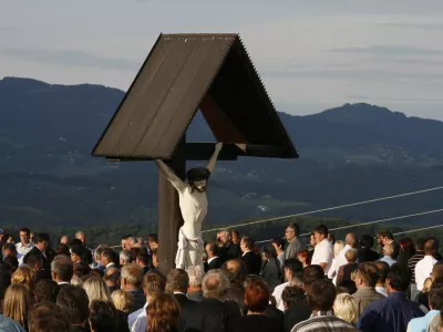 - ilustrativna fotografija - Jezus Kristus na križu- Sevnica - pogreb - slovo od tragično preminulega poslanca SLS in župana Sevnice Kristjana Janca na pokopališču Studenec //FOTO: Bojan VelikonjaOPOMBA: ZA OBJAVO V ČASOPISU DNEVNIK