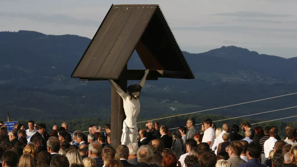 - ilustrativna fotografija - Jezus Kristus na križu- Sevnica - pogreb - slovo od tragično preminulega poslanca SLS in župana Sevnice Kristjana Janca na pokopališču Studenec //FOTO: Bojan VelikonjaOPOMBA: ZA OBJAVO V ČASOPISU DNEVNIK