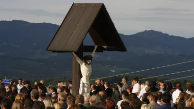 - ilustrativna fotografija - Jezus Kristus na križu- Sevnica - pogreb - slovo od tragično preminulega poslanca SLS in župana Sevnice Kristjana Janca na pokopališču Studenec //FOTO: Bojan VelikonjaOPOMBA: ZA OBJAVO V ČASOPISU DNEVNIK