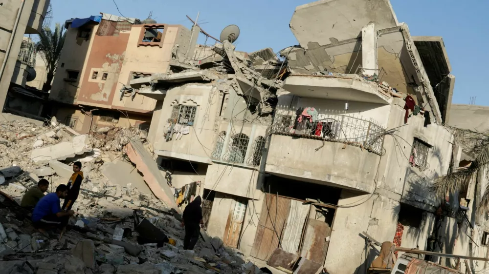 Palestinians gather at the site of an Israeli strike on a house, in Khan Younis in the southern Gaza Strip April 19, 2025. REUTERS/Hatem Khaled