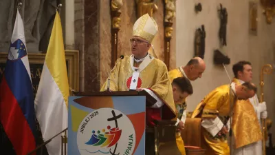 20.04.2025. Vstajenjska maša v cerkvi Sv. Nikolaja v Ljubljani, ki jo je vodil nadškof Stanislav Zore. Foto: Bojan Velikonja
