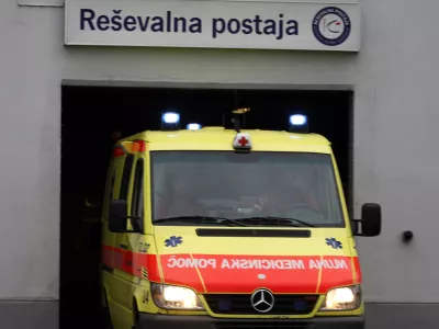 reševalno vozilo (rešilec) - stavba- Reševalna postaja UKC v Ljubljani, preshopitalna enota nujne medicinske pomoči - reševalci, Zaloška 25,  ///FOTO: Luka Cjuha