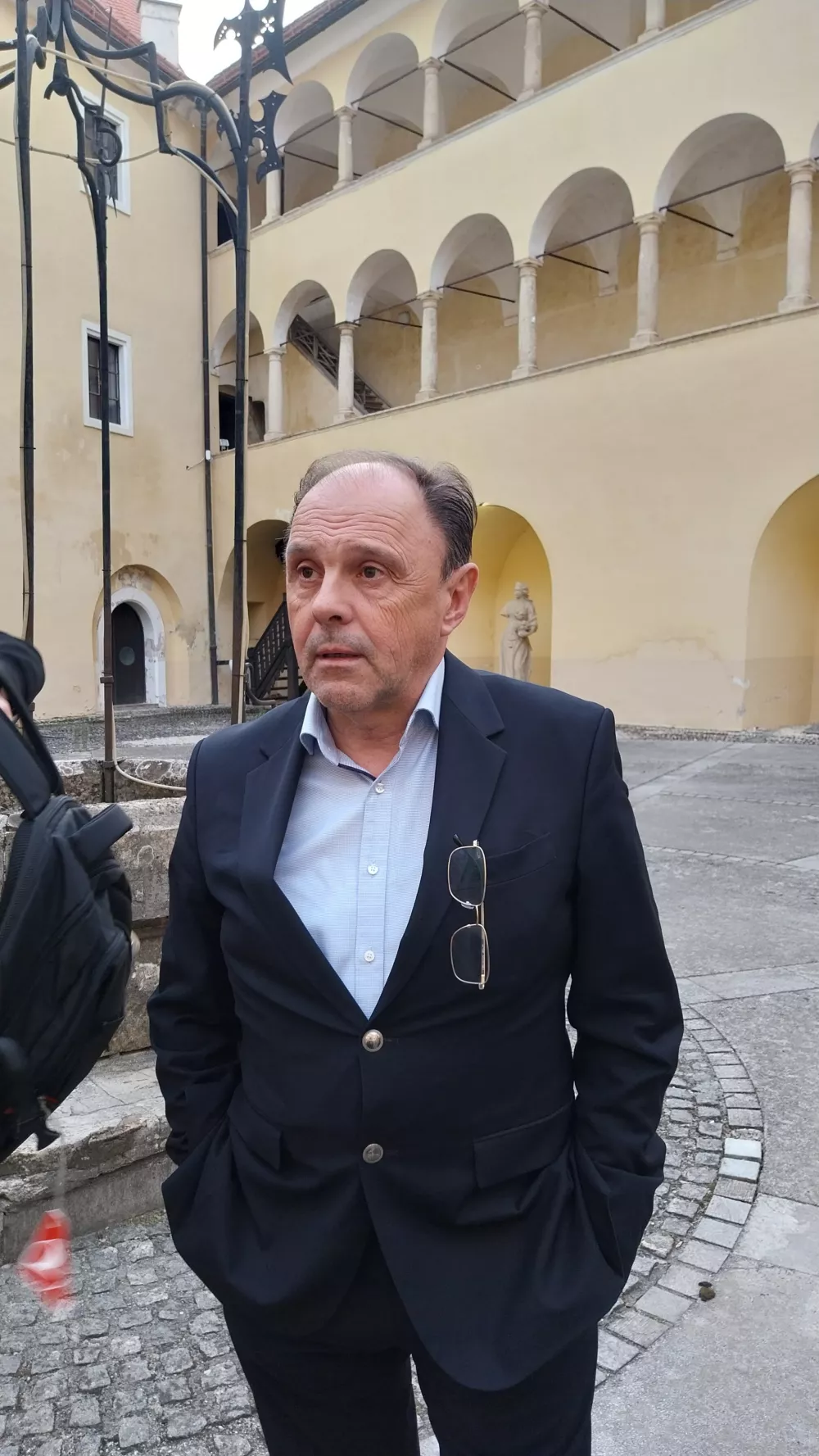 Lani poleti je vodenje restavracije s povsem novo ekipo prevzel kuharski mojster Zdravko Andželovski, sicer domačin iz Brežic, njegov pomočnik je Marko Amon,« nam je povedal Mladen Kučiš, vodja lokacije Mokrice i