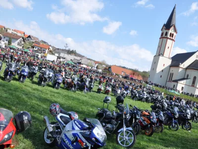 Mirna Pec, pred cerkvijo. Na 14. vseslovenskem blagoslov motorjev in motoristov se je zbralo najmanj pet tisoc motoristov. Foto: Rasto Bozic/STA