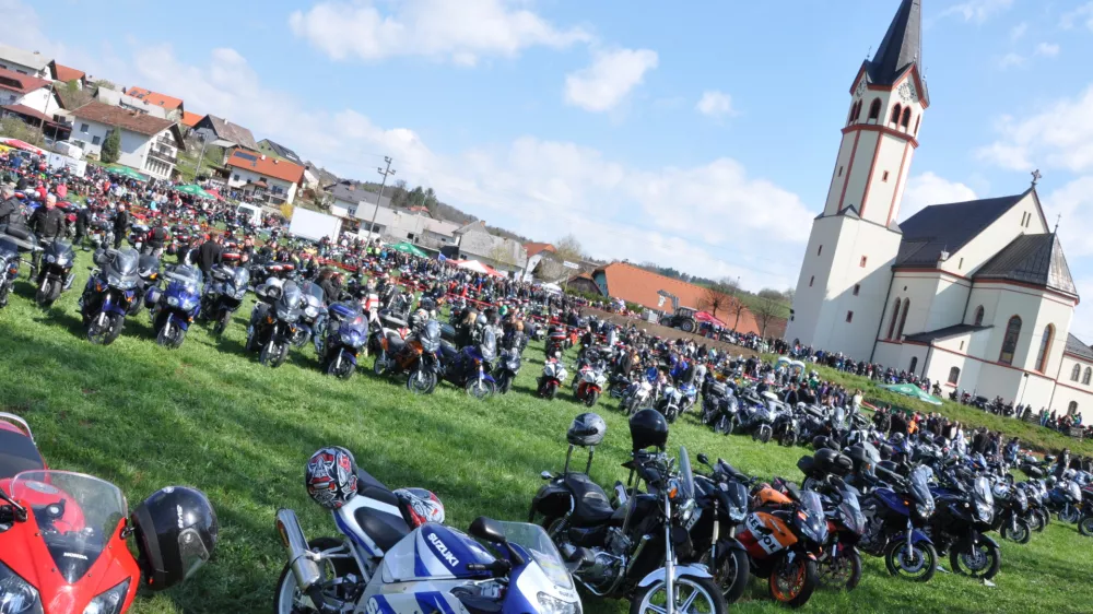 Mirna Pec, pred cerkvijo. Na 14. vseslovenskem blagoslov motorjev in motoristov se je zbralo najmanj pet tisoc motoristov. Foto: Rasto Bozic/STA