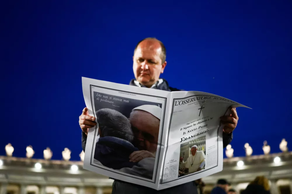 A man reads a copy of "L'Osservatore Romano" newspaper reporting about Pope Francis' death, in St. Peter's Square, in the Vatican, April 21, 2025. REUTERS/Yara Nardi / Foto: Yara Nardi