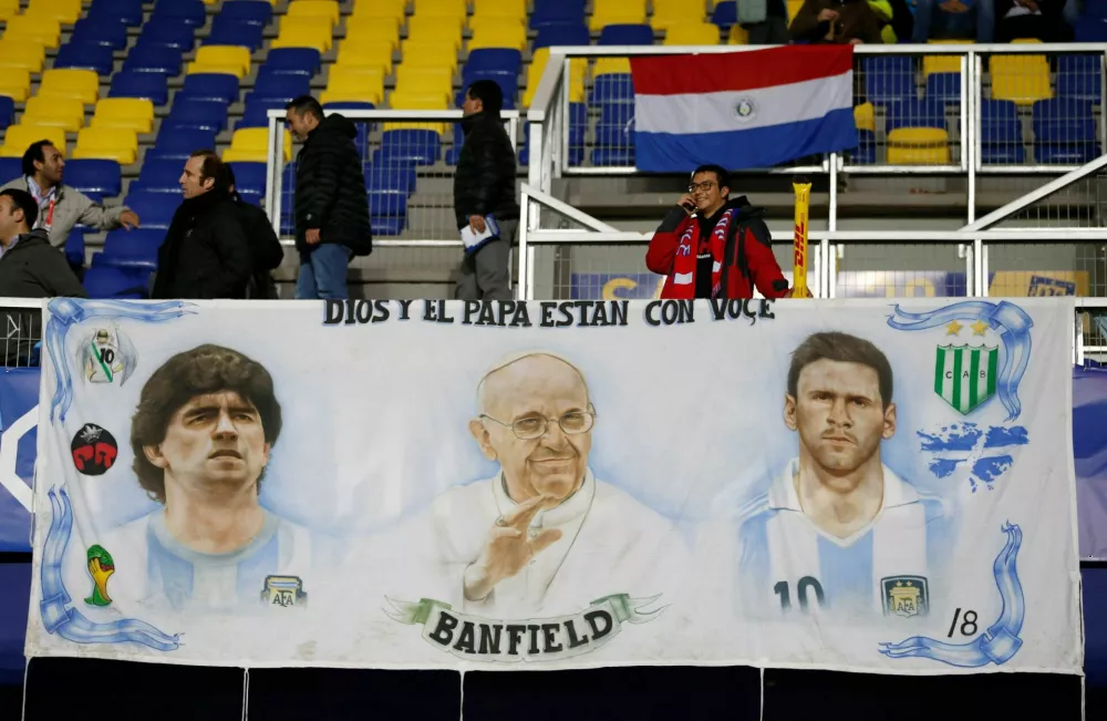 Navijač Čila med Diegom Maradono, papežem Frančiškom in Lionelom Messijem med čakanjem na začetek tekme med Argentino in Paragvajem na Copa America leta 2015. / Foto: Reuters