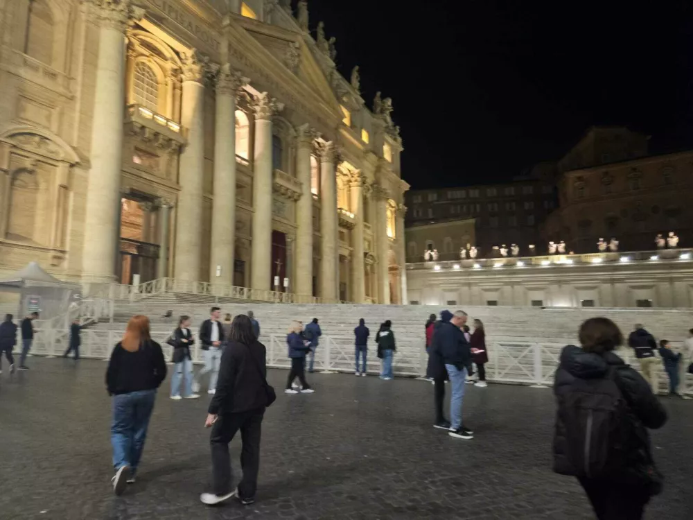 Trg Svetega Petra, Vatikan, 21. 4. 2025