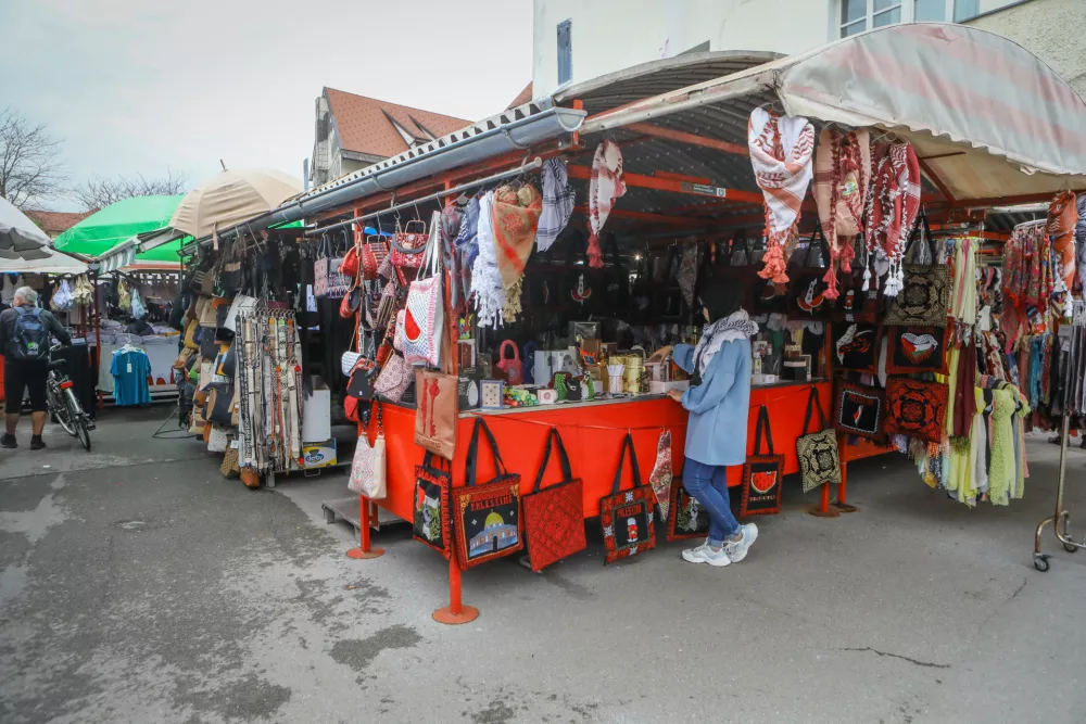 Izdelke, ki so na voljo v trgovini Hedaya World, je zdaj mogoče kupiti tudi na stojnici. Foto: Luka Cjuha