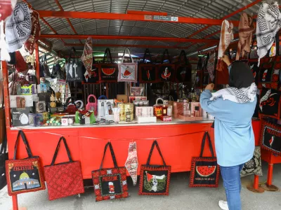 Za prodajo na stojnici se je Hedaya odločila zaradi večjega števila mimoidočih. Foto: Luka Cjuha