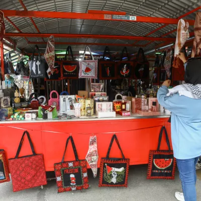 Za prodajo na stojnici se je Hedaya odločila zaradi večjega števila mimoidočih. Foto: Luka Cjuha