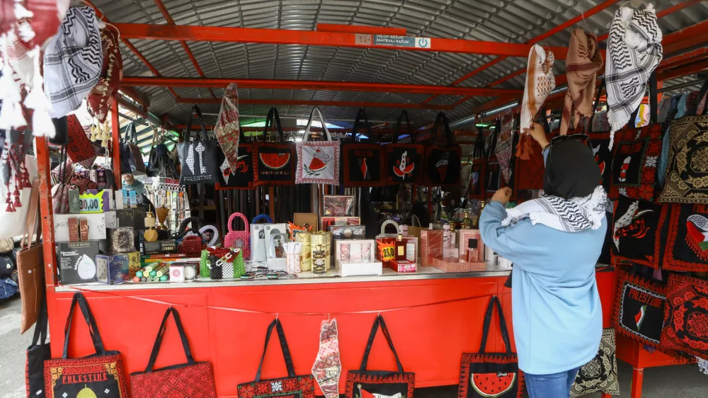 Za prodajo na stojnici se je Hedaya odločila zaradi večjega števila mimoidočih. Foto: Luka Cjuha