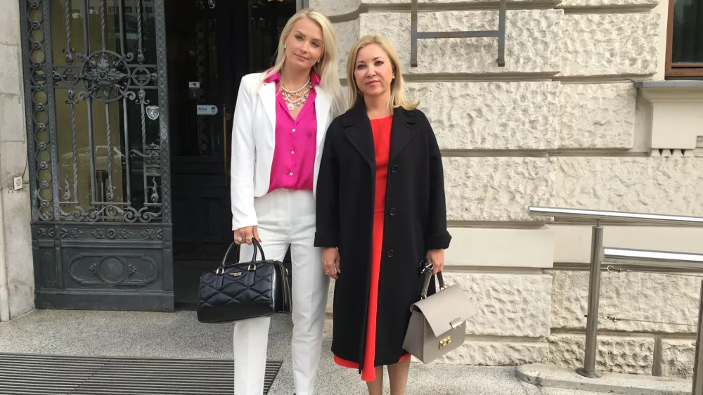 Oškodovanka Katja Pančur (levo) in njena pooblaščenka Tea Mlinar Kovačič sta bili razočarani, ker se sojenje še vedno ni začelo.