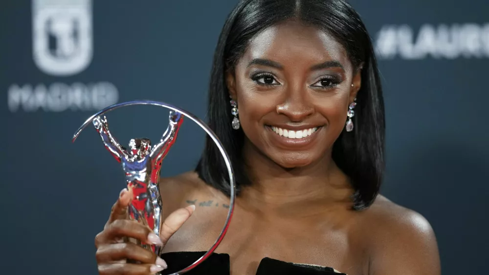 Simone Biles celebrates her Laureus World Sportswoman of the Year award, during the 2025 Laureus World Sports Awards ceremony in Madrid, Spain, Monday, April 21, 2025. (AP Photo/Manu Fernandez)
