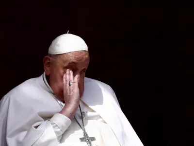 Pope Francis appears on a balcony on the day the "Urbi et Orbi" (to the city and to the world) message is delivered, at St. Peter's Square, on Easter Sunday, in the Vatican, April 20, 2025. REUTERS/Yara Nardi   TPX IMAGES OF THE DAY