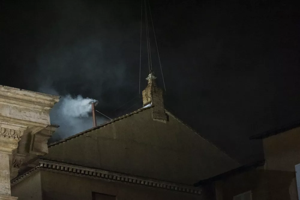 Beli dim je razmeroma nova tradicija. Da bi bilo laže dognati, ali so bile volitve uspešne, so nato dodali še zvonjenje. / Foto: Istock