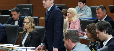 Ljubljana, DZ.Zacetek seje DZ s poslanskimi vprasanji predsedniku vlade Robertu Golobu, med drugim so obravnavali tudi zahtevo skupine poslank in poslancev, da DZ odloci o odlocitvi kolegija predsednice DZ, da se novela zakona o zdravljenju neplodnosti in postopkih oploditve z biomedicinsko pomocjo obravnava po skrajsanem postopku.