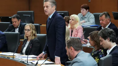 Ljubljana, DZ.Zacetek seje DZ s poslanskimi vprasanji predsedniku vlade Robertu Golobu, med drugim so obravnavali tudi zahtevo skupine poslank in poslancev, da DZ odloci o odlocitvi kolegija predsednice DZ, da se novela zakona o zdravljenju neplodnosti in postopkih oploditve z biomedicinsko pomocjo obravnava po skrajsanem postopku.