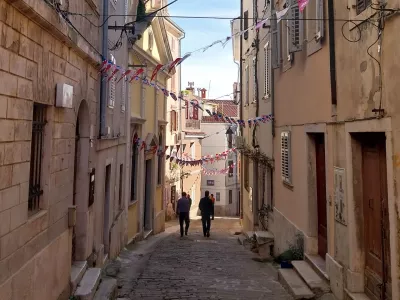 Pirančani so že minuli konec tedna očistili in okrasili piranske ulice. F Vesna Levičnik