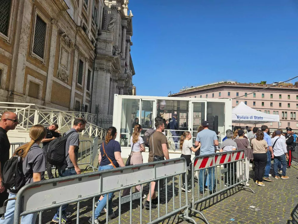 Vrsta za vstop v baziliko Marije Snežne.