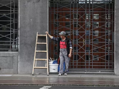 »Po oceni indeksa, ki ga na podlagi novic izračunava Evropska centralna banka (ECB), je negotovost gospodarske politike v območju evra trenutno več kot trikrat večja od zgodovinskega povprečja,« je opozoril namestnik guvernerja Banke Slovenije Primož Dolenc. Foto: Luka Cjuha